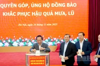 Đồng chí Trịnh Văn Quyết, Bí thư Trung ương Đảng, Trưởng ban Tuyên giáo và Dân vận Trung ương quyên góp, ủng hộ đồng bào khắc phục hậu quả mưa, lũ. (Ảnh: PHẠM CƯỜNG)