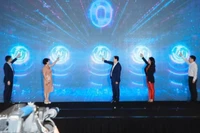 Các đại biểu ấn nút khởi động cuộc thi.