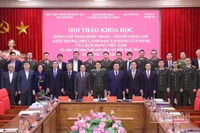 Các đại biểu chụp ảnh lưu niệm tại hội thảo. (Ảnh: PHẠM CƯỜNG)