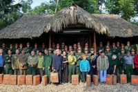 Đoàn công tác đã trao quà tặng Hội Cựu chiến binh xã Định Hóa và trao quà tặng 80 gia đình chính sách, gia đình có công trong công tác bảo vệ, chăm sóc các khu di tích lịch sử.