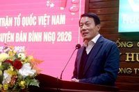 Đại tướng Lương Tam Quang, Ủy viên Bộ Chính trị, Bộ trưởng Công an phát biểu, trao quà cho hộ nghèo, hộ cận nghèo, người có hoàn cảnh khó khăn, cán bộ, người lao động trên địa bàn tỉnh Hưng Yên.