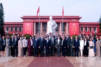 Các đại biểu chụp ảnh lưu niệm. (Ảnh: PHẠM CƯỜNG)