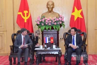 Đồng chí Nguyễn Xuân Thắng, Ủy viên Bộ Chính trị, Giám đốc Học viện Chính trị quốc gia Hồ Chí Minh, Chủ tịch Hội đồng Lý luận Trung ương tiếp và làm việc với ông Alexey Komissarov, Giám đốc Học viện Hành chính công và Kinh tế quốc dân trực thuộc Tổng thống Liên bang Nga (Ranepa). (Ảnh: PHẠM CƯỜNG)