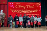 Lãnh đạo tỉnh Hưng Yên trao tặng quà Tết cho hộ nghèo, hộ cận nghèo, hộ có hoàn cảnh khó khăn ở xã Tống Trân tỉnh Hưng Yên.