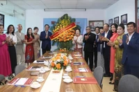 PGS. TS Nguyễn Trọng Điều cùng các đại biểu đón nhận lẵng hoa chúc mừng của Tổng Bí thư Tô Lâm.