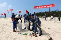 Cán bộ, chiến sĩ và đoàn viên trên đảo phối hợp nhặt rác, làm sạch bờ biển, lan tỏa tinh thần trách nhiệm với môi trường