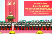 Đại tướng Phan Văn Giang và Đại tướng Trịnh Văn Quyết tặng thưởng Bằng khen cho các cá nhân, tập thể.