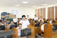 Ban tổ chức kiểm tra thí sinh tham gia phần thi kiến thức trên phòng máy. (Ảnh: THẾ ĐẠI)