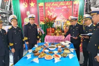 Chấm thi mâm cơm tất niên.