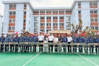 Ban giám khảo chụp ảnh lưu niệm cùng các đội tuyển sau phần thi gói bánh.