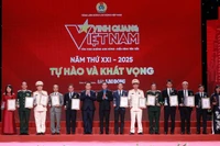 Đại diện của 13 đơn vị tập thể được vinh danh tại chương trình Vinh quang Việt Nam 2025.