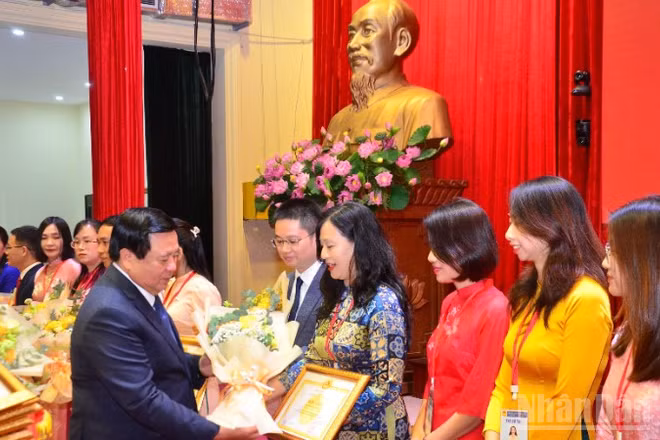 Đồng chí Nguyễn Xuân Thắng trao Bằng khen và quyết định công nhận cho cá nhân đạt Danh hiệu “Giảng viên xuất sắc” cấp Học viện lần thứ VI. (Ảnh: PHẠM CƯỜNG)