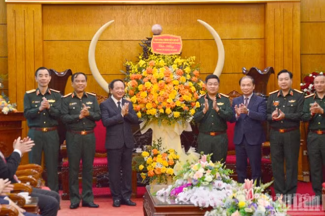 Đồng chí Đại tướng Trịnh Văn Quyết, Bí thư Trung ương Đảng, Trưởng Ban Tuyên giáo và Dân vận Trung ương tặng hoa chúc mừng đội ngũ cán bộ, giảng viên Học viện Chính trị. (Ảnh: PHẠM CƯỜNG)