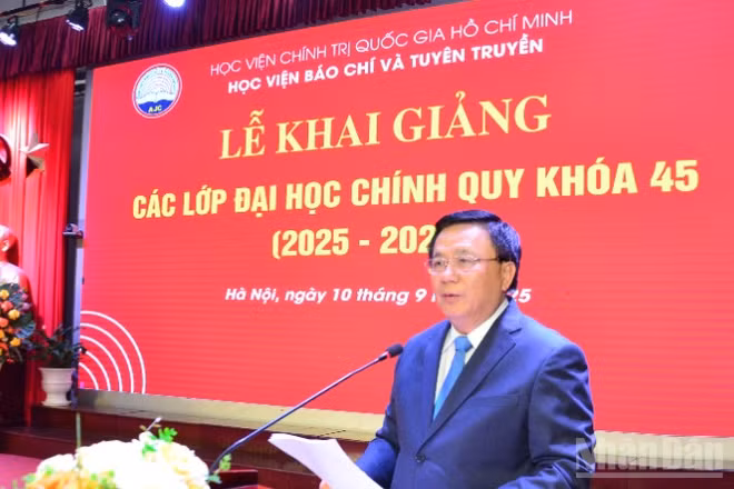 Đồng chí Nguyễn Xuân Thắng, Ủy viên Bộ Chính trị, Giám đốc Học viện Chính trị quốc gia Hồ Chí Minh, Chủ tịch Hội đồng Lý luận Trung ương phát biểu tại Lễ khai giảng. (Ảnh: PHẠM CƯỜNG)