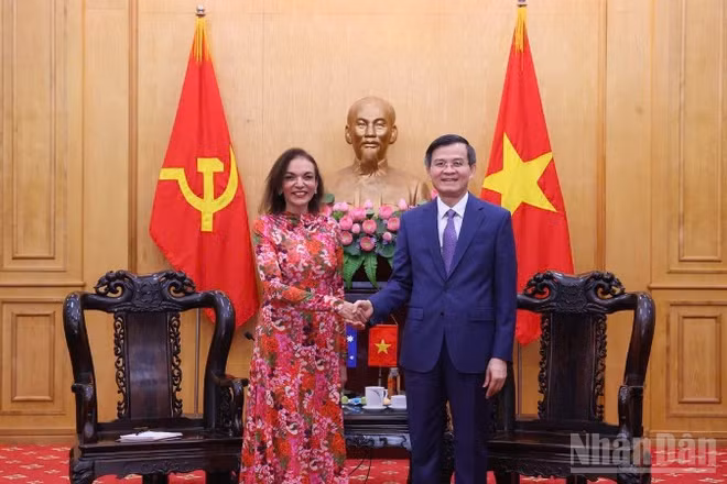 Đồng chí Đoàn Minh Huấn, Ủy viên Bộ Chính trị, Giám đốc Học viện Chính trị quốc gia Hồ Chí Minh, tiếp bà Anne Aly, Bộ trưởng Phát triển Quốc tế, kiêm Bộ trưởng Doanh nghiệp nhỏ và Bộ trưởng Các vấn đề đa văn hóa Australia. (Ảnh: PHẠM CƯỜNG)