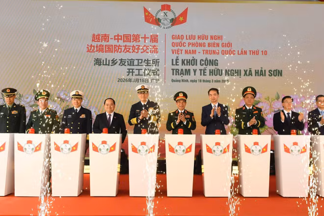 Đại tướng Phan Văn Giang, Ủy viên Bộ Chính trị, Phó Bí thư Quân ủy Trung ương, Bộ trưởng Quốc phòng và Thượng tướng Đổng Quân, Bộ trưởng Quốc phòng Trung Quốc thực hiện nghi thức khởi công Trạm y tế hữu nghị xã Hải Sơn.