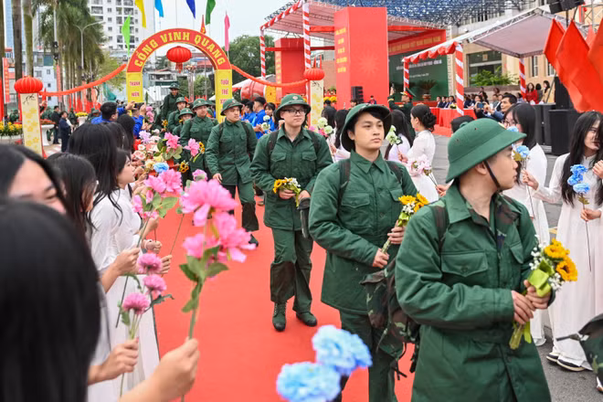 Các tân binh lên đường nhập ngũ.