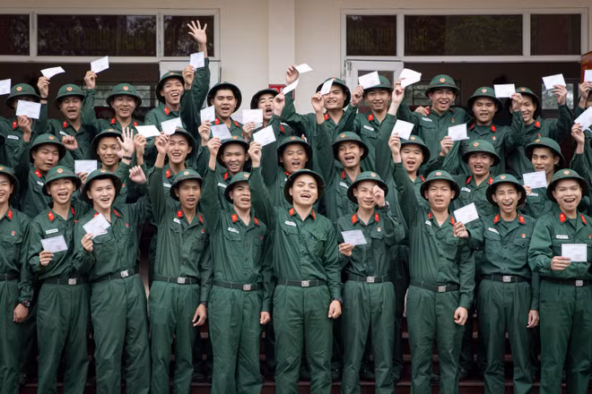 Chiến sĩ mới Trung đội 14, Đại đội 15 (Tiểu đoàn 4, Lữ đoàn 144, Bộ Tổng tham mưu) hân hoan cầm trên tay phiếu cử tri ở đơn vị.