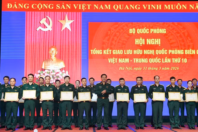 Thượng tướng Nguyễn Trường Thắng trao Bằng khen của Bộ trưởng Quốc phòng tặng đại diện các cá nhân đạt thành tích xuất sắc trong giao lưu. 
