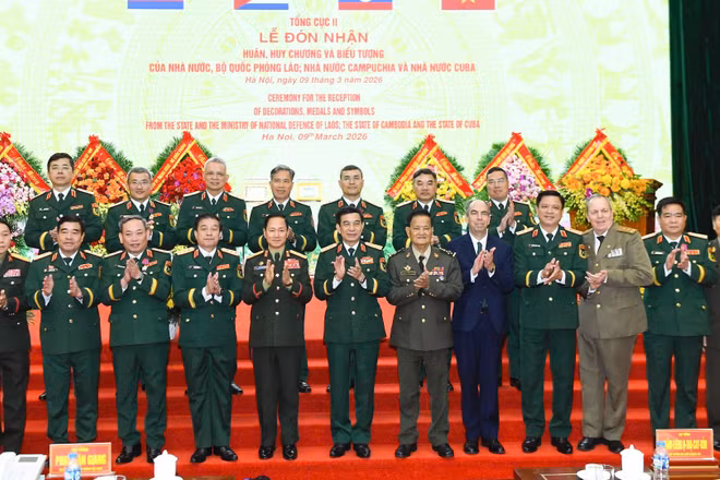 Các đại biểu tại buổi lễ.
