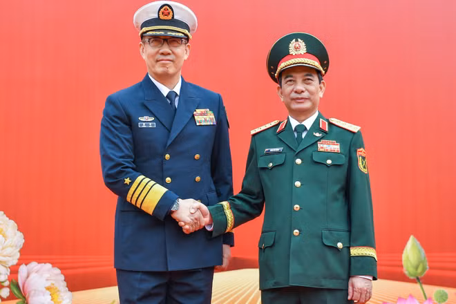 Đại tướng Phan Văn Giang, Ủy viên Bộ Chính trị, Phó Bí thư Quân ủy Trung ương, Bộ trưởng Quốc phòng và Thượng tướng Đổng Quân, Bộ trưởng Quốc phòng nước Cộng hòa Nhân dân Trung Hoa.