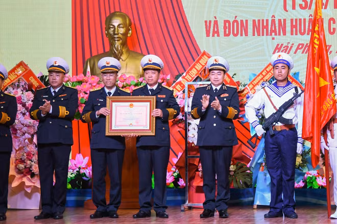 Phó Đô đốc Trần Thanh Nghiêm, Ủy viên Trung ương Đảng, Tư lệnh Quân chủng Hải quân trao Huân chương bảo vệ Tổ quốc hạng Nhất tặng Lữ đoàn.