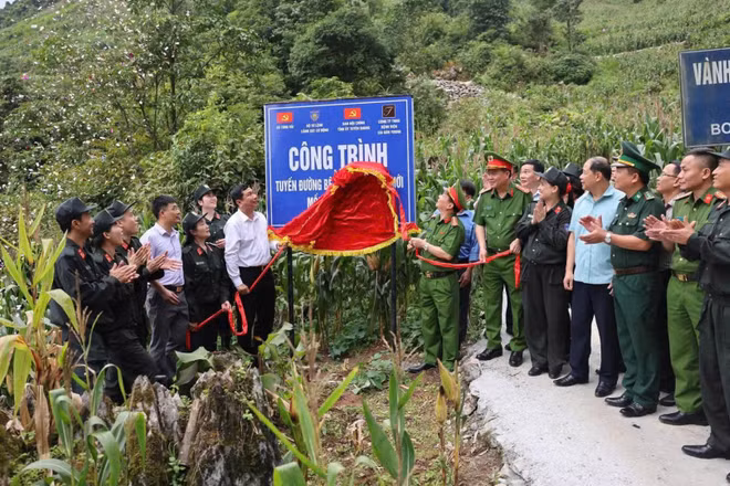 Đại tá Đỗ Tiến Thùy, Phó Tư lệnh Cảnh sát cơ động cùng các đại biểu cắt băng khánh thành công trình "Con đường Đoàn kết", góp phần cải thiện điều kiện đi lại, phát triển kinh tế-xã hội và tăng cường khối đại đoàn kết tại khu vực biên giới xã Tùng Vài, tỉnh Tuyên Quang.