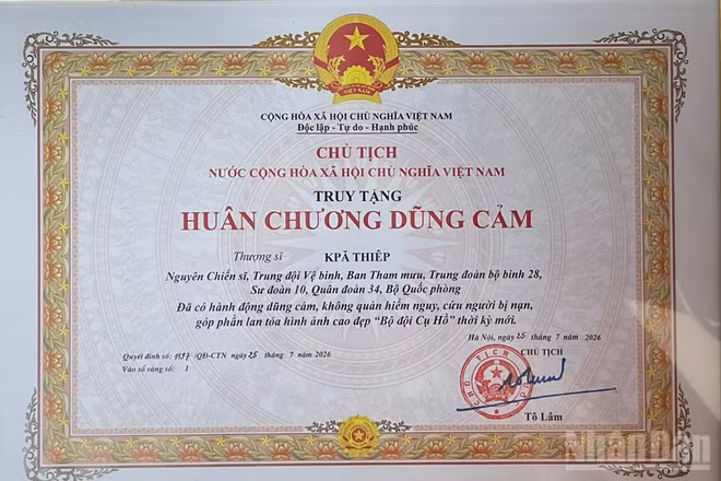 Truy tặng Huân chương Dũng cảm cho Thượng sĩ Kpă Thiêp.
