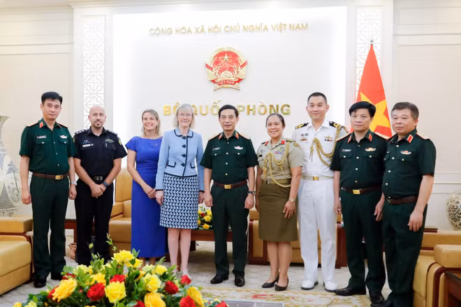 Đại tướng Phan Văn Giang và Đại sứ Australia tại Việt Nam Gillian Bird cùng các đại biểu tại buổi tiếp.