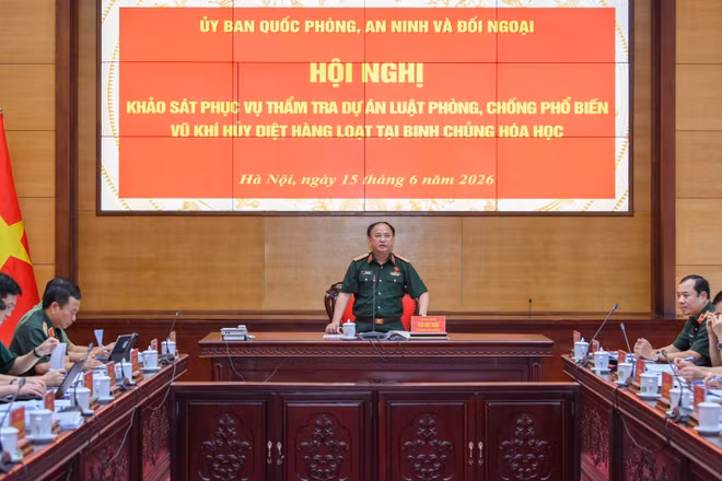 Trung tướng Trần Đức Thuận, Phó Chủ nhiệm Ủy ban Quốc phòng, An ninh và Đối ngoại của Quốc hội chủ trì.