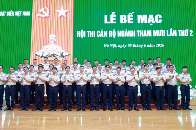 Các đại biểu cùng thí sinh tại lễ bế mạc.