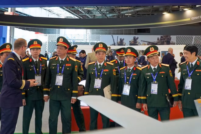 Thượng tướng Nguyễn Trường Thắng và Đoàn Việt Nam tham quan các khu trưng bày công nghiệp quốc phòng của các nước. 