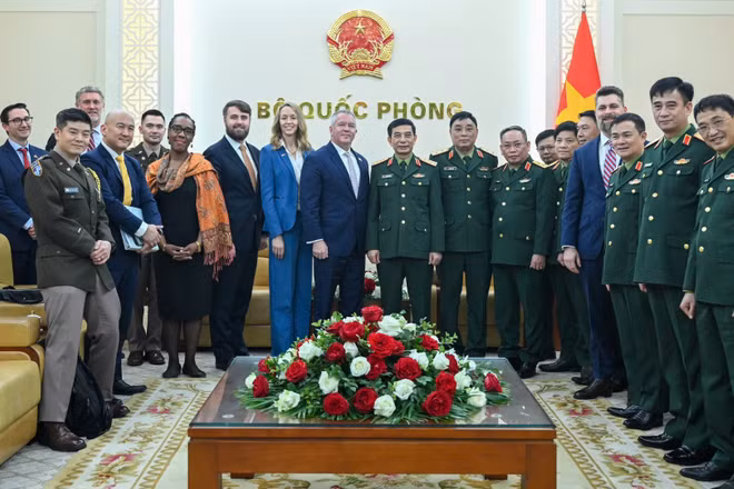 Đại tướng Phan Văn Giang, Trợ lý Ngoại trưởng Hoa Kỳ Michael George DeSombre cùng các đại biểu tại buổi tiếp.