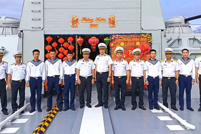 Ban giám khảo chụp ảnh lưu niệm cùng đội tuyển thi Tàu 012.