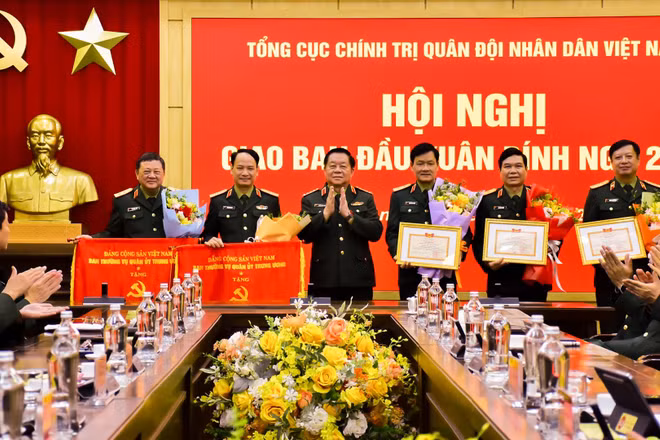 Đại tướng Nguyễn Trọng Nghĩa trao thưởng các tập thể, cá nhân tiêu biểu. 