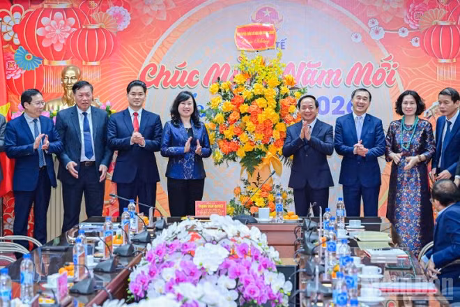Đồng chí Trịnh Văn Quyết, Ủy viên Bộ Chính trị, Bí thư Trung ương Đảng, Trưởng ban Tuyên giáo và Dân vận Trung ương tặng hoa chúc mừng cán bộ, nhân viên ngành Y tế. 