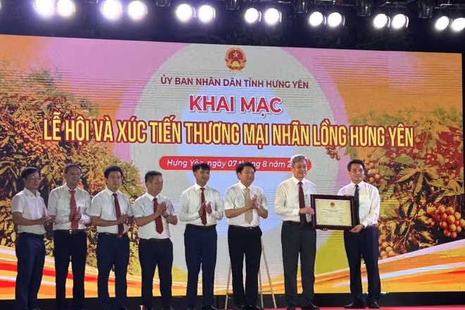 Lãnh đạo tỉnh Hưng Yên trao Chứng nhận “Tri thức trồng và chế biến nhãn lồng Hưng Yên” đưa vào danh mục Di sản quốc gia về văn hóa phi vật thể cho các xã, phường: Hồng Châu, Tân Hưng, Sơn Nam, Tiên Lữ, Khoái Châu, Triệu Việt Vương. (Ảnh: Phạm Hà)
