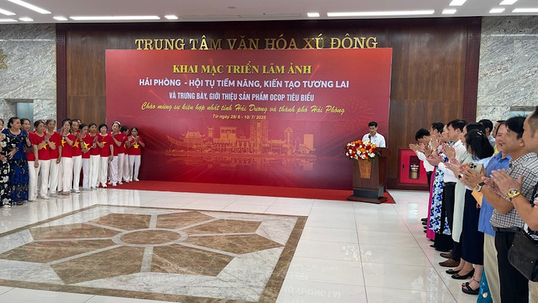 Khai mạc triển lãm ảnh "Hải Phòng - Hội tụ tiềm năng, kiến tạo tương lai". img-3912.jpg