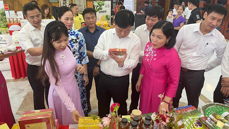 Các đại biểu tham quan gian trưng bày sản phẩm OCOP. img-3913.jpg