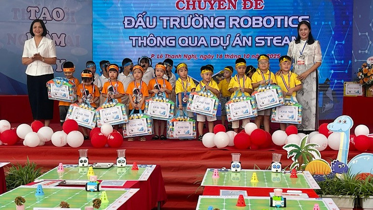 Trao giải cho các đội đoạt giải tại " Đấu trường Robotics - thông qua dự án Steam). img-5791.jpg
