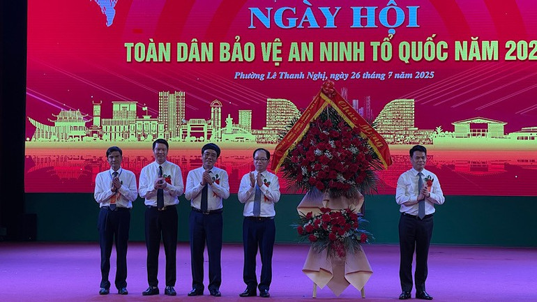Chủ tịch Ủy ban nhân dân thành phố Hải Phòng Lê Ngọc Châu tặng hoa chúc mừng phường Lê Thanh Nghị nhân Ngày hội toàn dân bảo vệ an ninh Tổ quốc. img-4469.jpg