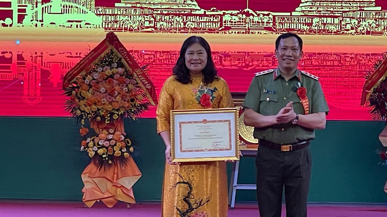Thứ trưởng Công an Lê Văn Tuyến trao Bằng khen của Bộ Công an tặng đơn vị có thành tích xuất sắc trong phong trào bảo vệ an ninh Tổ quốc. img-4494.jpg