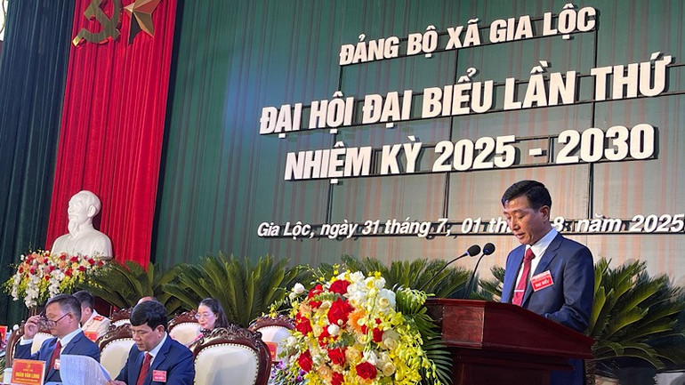 Lãnh đạo xã Gia Lộc trình bày Báo cáo Chính trị tại Đại hội Đảng bộ xã. img-4582.jpg