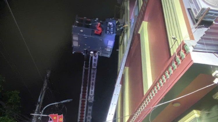 Xe thang, thang 3 được sử dụng để tiếp cận từ trên cao, tổ chức cứu người trong đám cháy đêm 8/2 tại xã Đông Anh, Hà Nội.