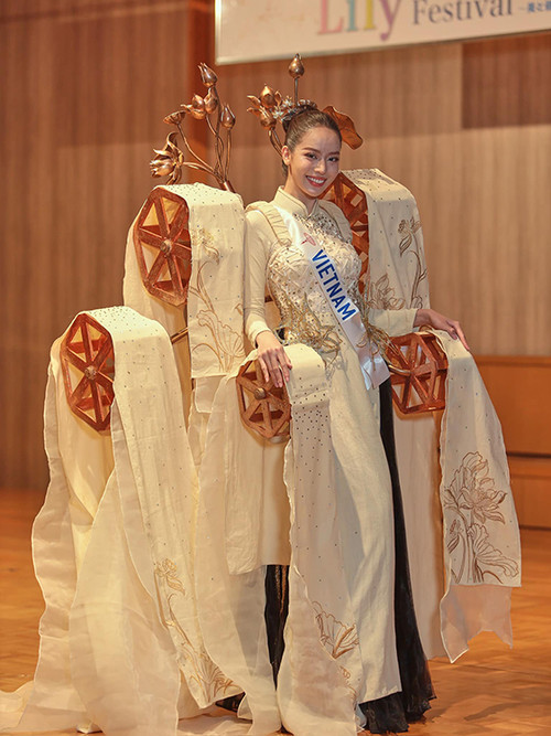 Thanh Thủy trong trang phục dân tộc "Lụa nàng Sen". (Ảnh:Miss International)