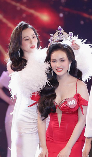 Hoa hậu Quốc tế Phan Kim Oanh trao vương miện cho Mrs Earth VietNam 2024 Vũ Thị Hoa.