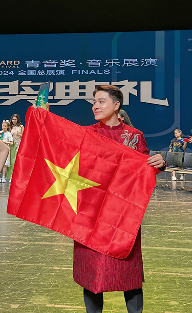 Tùng Anh tại lễ trao giải.