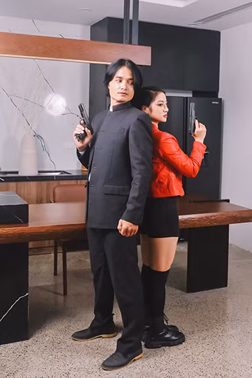 Võ sư Tuấn Hạc và Mỹ Huyền trong phim.