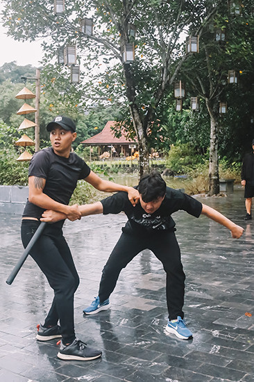 Chỉ đạo võ thuật Võ Hải Hồ hướng dẫn các diễn viên trong cảnh hành động phức tạp. Chỉ đạo võ thuật Võ Hải Hồ hướng dẫn các diễn viên trong cảnh hành động phức tạp.