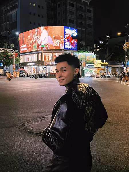 Jun Phạm và màn hình quảng bá của mình.